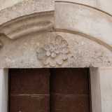 Superiamo un arco modanato alla nostra destra...